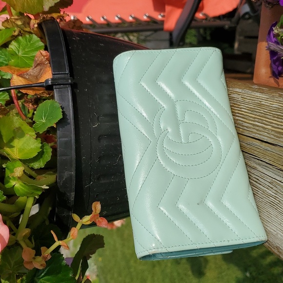 Mint Green Accessory with Elegant Design and Versatile Use - Picture 3 of 17